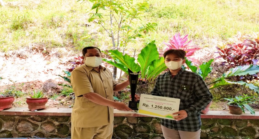 Angger  juara III lomba macapat  dalam kompetisi Bahasa dan Sastra Tahun 2021