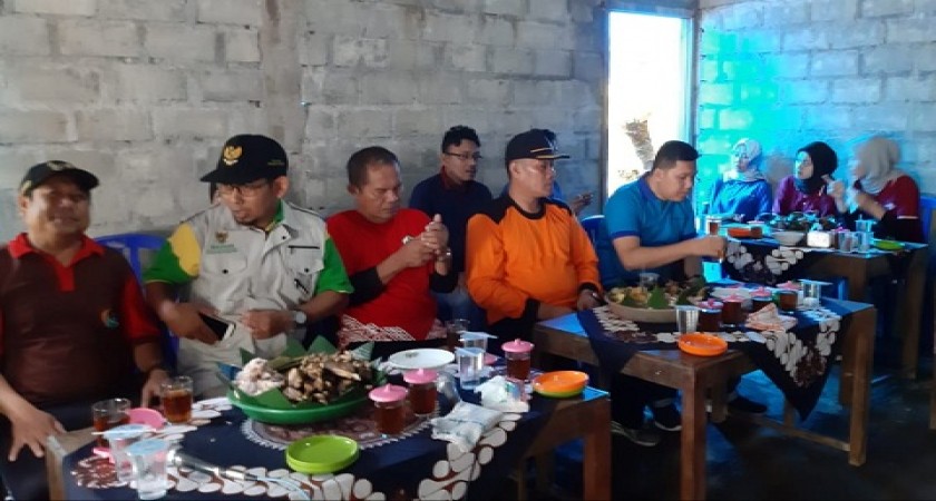 Ajarkan Hidup Kongkrit di Masyarakat, SMP Negeri 2 Kokap Bantu Bedah Rumah